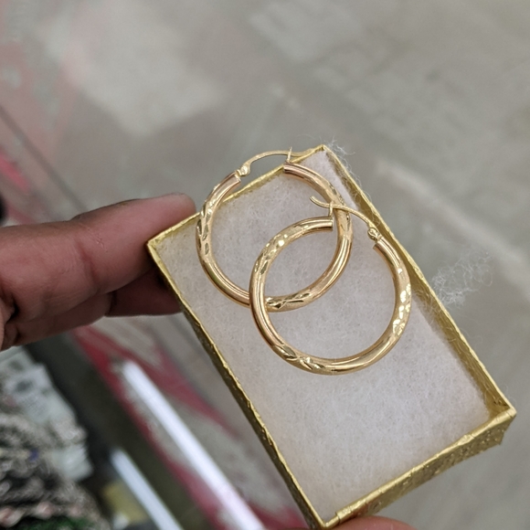 10kt Real Gold Hoop Earring - Picture 5 of 10